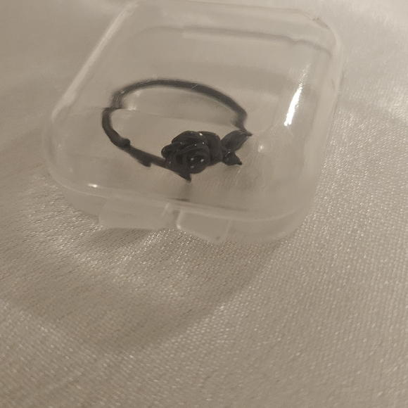 Elegant Silver Rose Ring - Picture 5 of 6